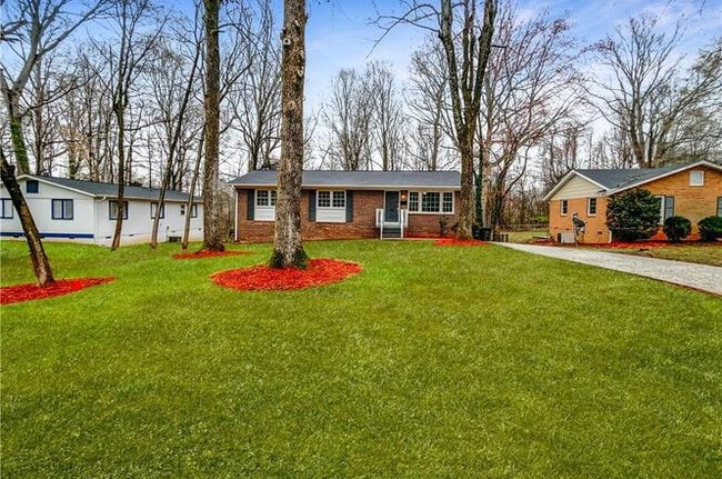 Building Photo - Room in House on Foxcroft Dr