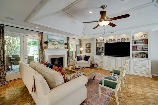 Building Photo - 2215 Briarpark Dr