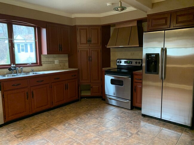 Kitchen - 5 River Rd