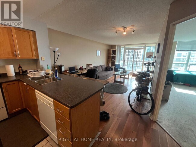 Building Photo - 156 Enfield Pl