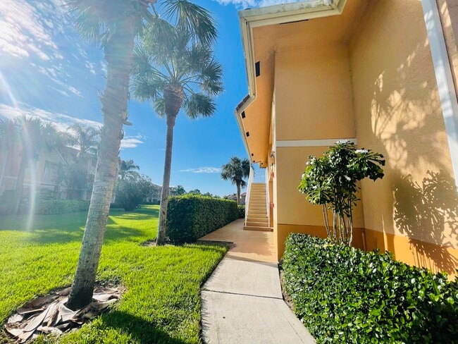 Building Photo - 291 SW Palm Dr