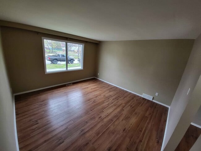 Building Photo - 694 Kylemore Ave