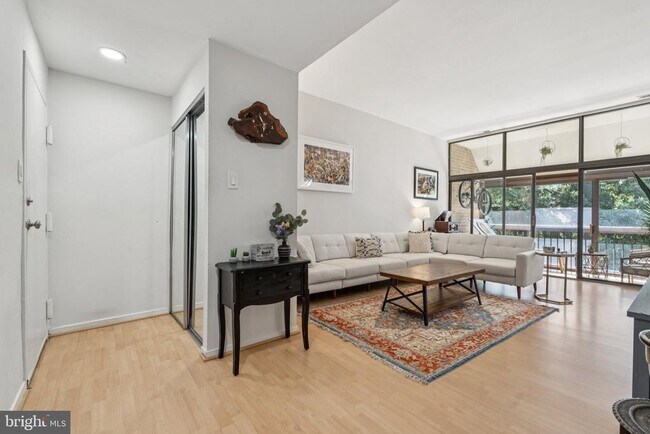 Foto del edificio - 1639 Parkcrest Cir