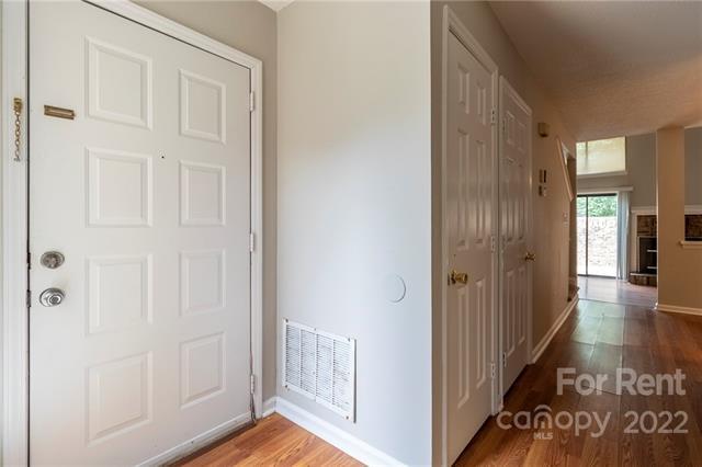 Foto del edificio - 8013 Charter Oak Ln