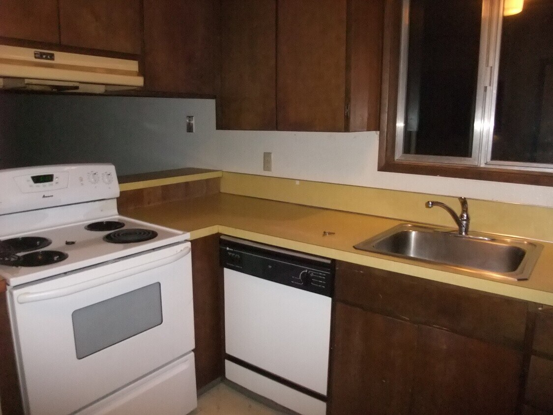 Nice Upstairs Unit A Few Blocks From Camp... - Nice Upstairs Unit  A Few Blocks From Camp...
