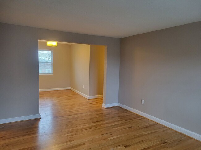 Building Photo - Lovely 2 BR/1 BA Condo in Congress Heights!