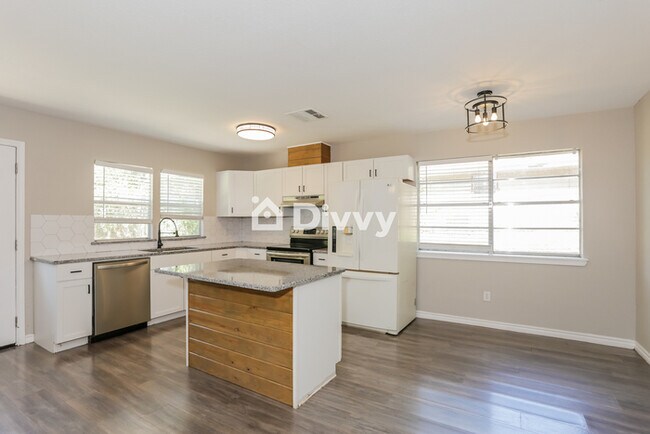 Foto del edificio - 1112 Lakewood Cir