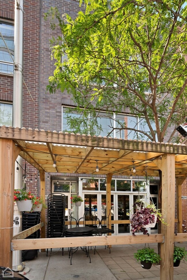 Building Photo - 819 W Fulton St
