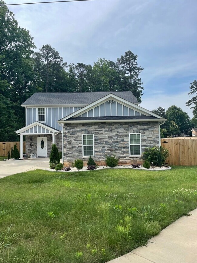 Photo - Beautifully Furnished 4-Bedroom Home with ...