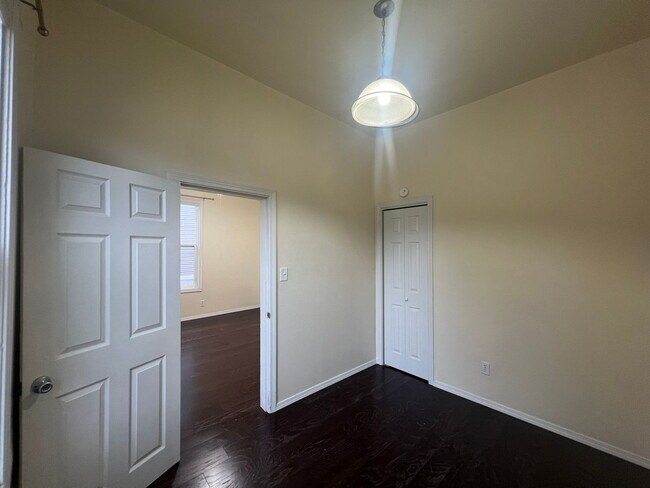 Building Photo - Prime Lakeway Location – Minutes to WWU, Whole Foods, I-5 & Downtown Bellingham