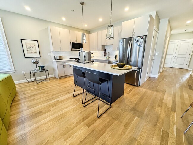 Building Photo - 40 Waverly St