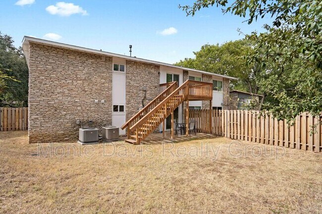 Building Photo - 2504 Manor Cir
