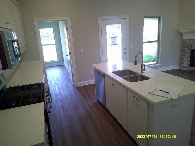Foto del edificio - ****MOVE IN SPECIAL!**** 1ST MONTH RENT IS...