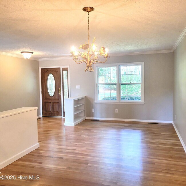 Building Photo - 62 Pine Ridge Dr