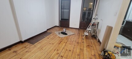 Building Photo - Spacious Two-Bedroom Apartment in Prime Be...