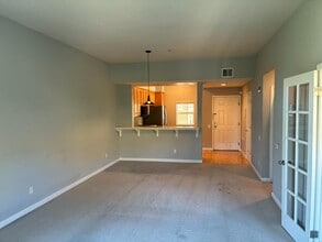 Building Photo - 121 Crescent Ct