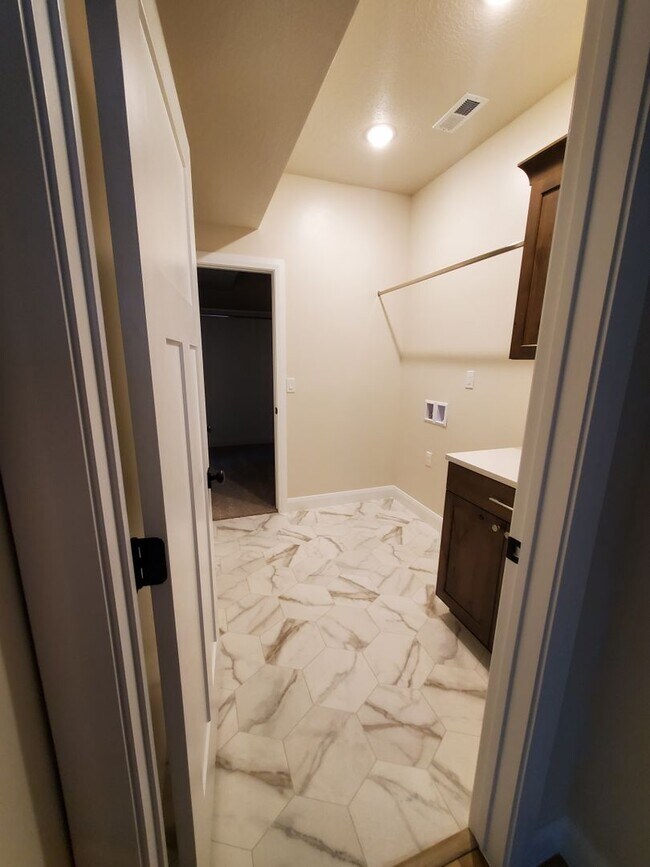 Foto del edificio - 4 Bed 2.5 Bath in Crescent Hills subdivision