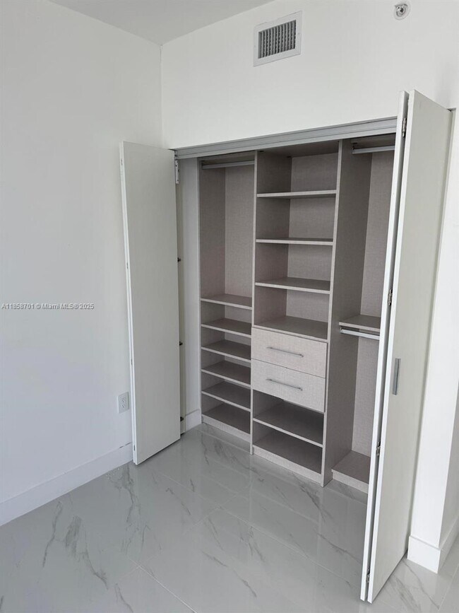 Foto del edificio - 700 NE 24th St