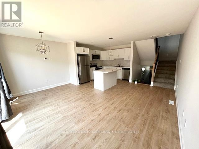 Building Photo - 69 Whitcomb Cres