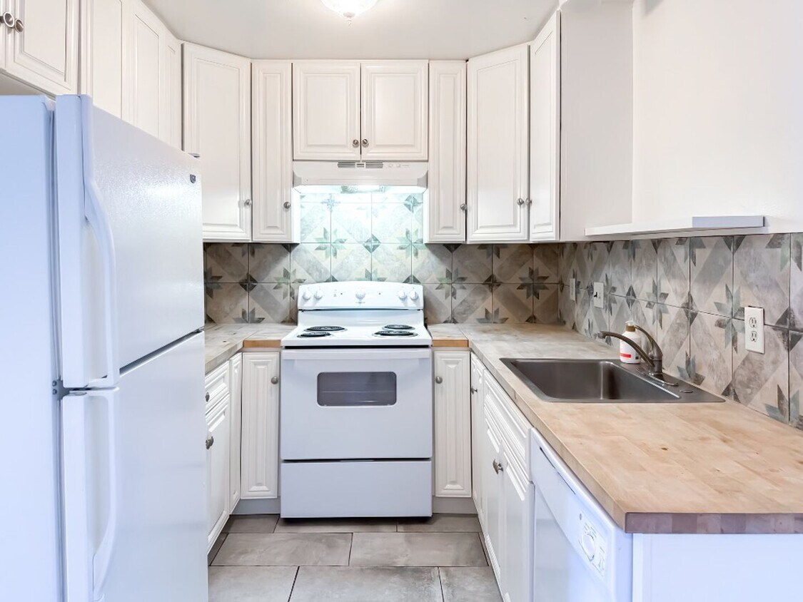 Foto principal - Bright single level 2 bed 1 bath Condo