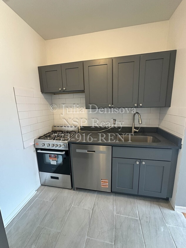 Primary Photo - 1319 W Estes Ave