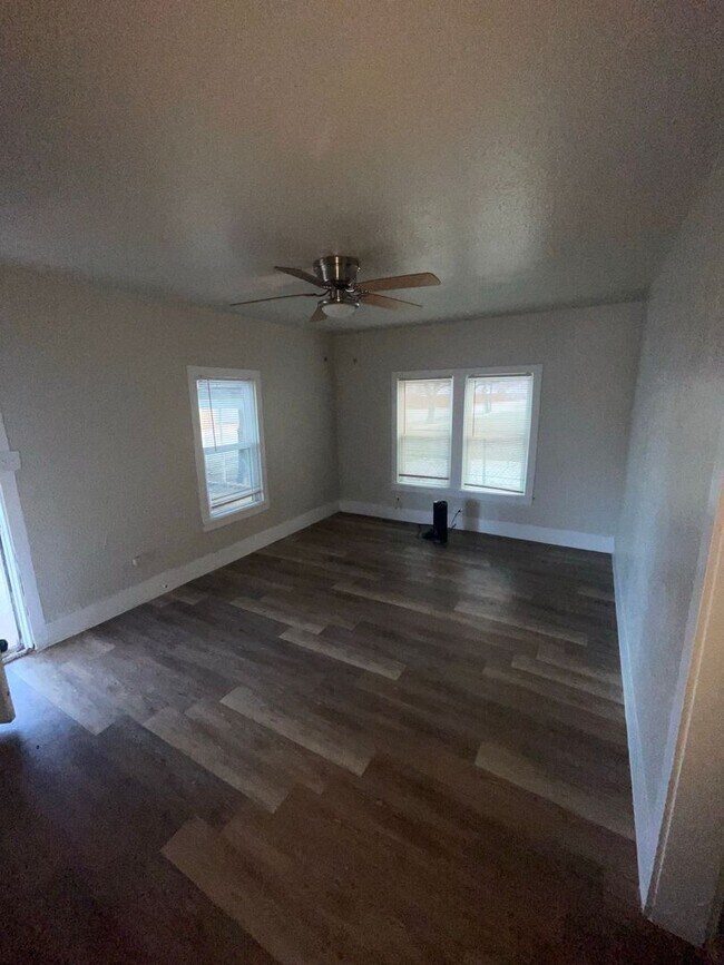 Building Photo - D&amp;G Ventures LLC-111/113 N. Nueces