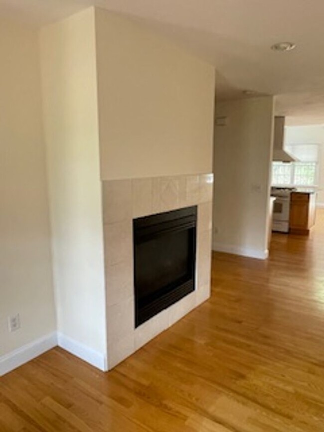 Building Photo - 3 Bedroom Year Round Rental in Mashpee