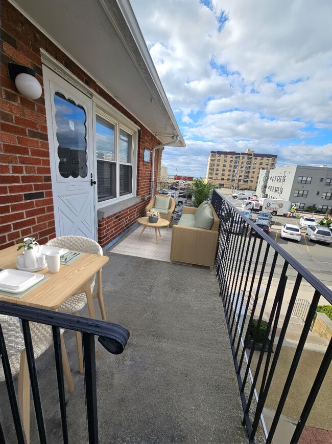 D2 Balcony - 319 E Broadway