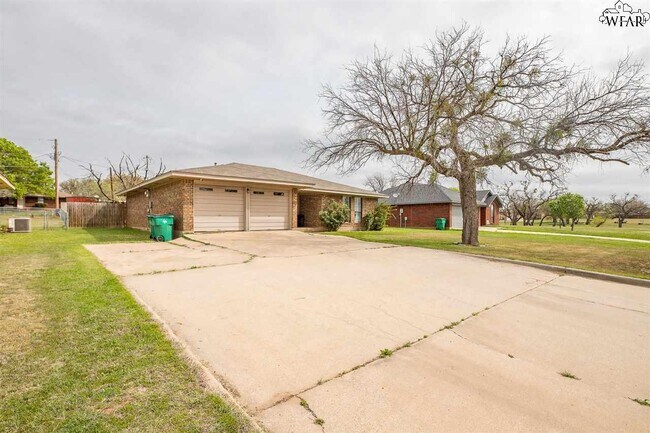 Building Photo - 702 W Clara Ave