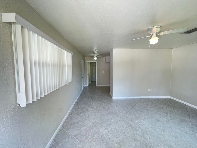 Building Photo - Newly Listed!! 2 Bed/1 Bath Duplex for Ren...