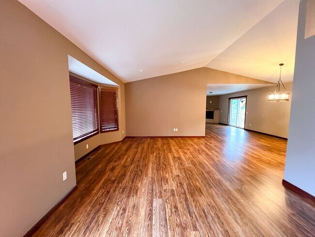 Building Photo - 3 Bed 2 Bath Rambler Gold Bar w/ RV Parking