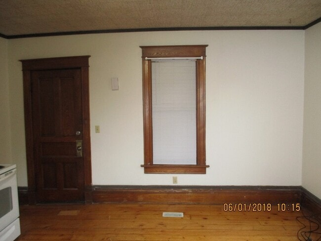 Living room - 510 9th St N