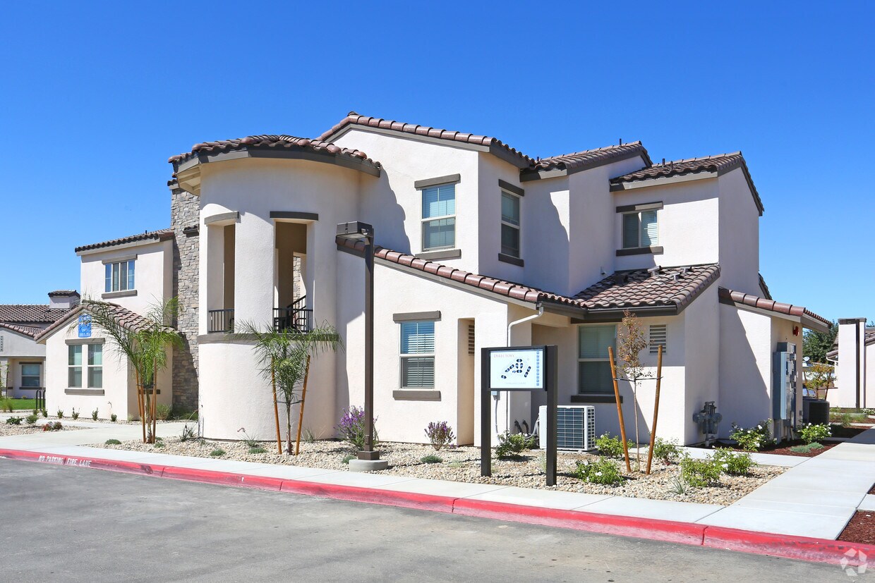 Foto principal - Overland Court Apartments - 62+ Senior Living