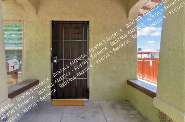 Foto del edificio - 826 E 6th St
