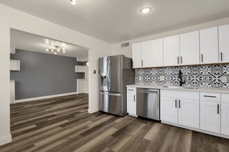 Building Photo - 919 E Ocotillo Rd