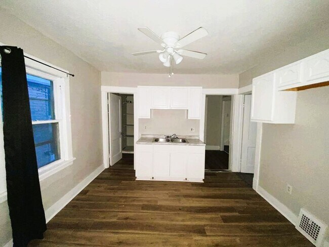 Foto del edificio - 12502 Forest Ave