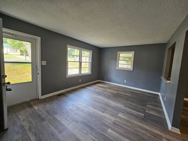 Foto del edificio - REVAMPED 3 Bedroom/1.5 Bath Home Located M...