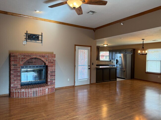 Foto del edificio - 3 Bed, 2 Bath in the Eisenhower School Dis...
