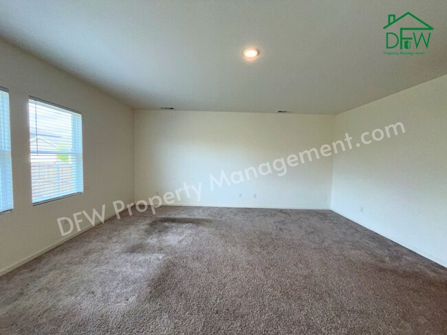 Foto del edificio - Spacious 5-Bedroom Home with Modern Upgrad...
