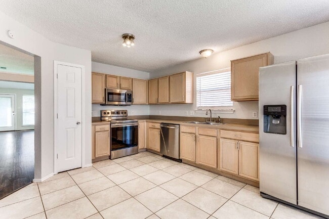 Building Photo - Adorable 3-Bed with Open Floor Plan & Dream Backyard