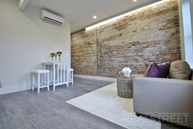 Foto del edificio - Spacious 2BR w/ Laundry, Pets OK, Backyard & Lounge | Steps to Brower Park & 3/4/C Trains