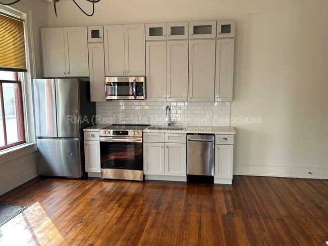 Building Photo - 215 Main St