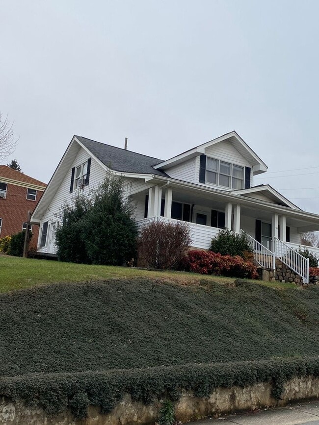 Building Photo - Beautiful apartment with mountain views, walking distances to Down Town Mars Hill!  Washer and dr...