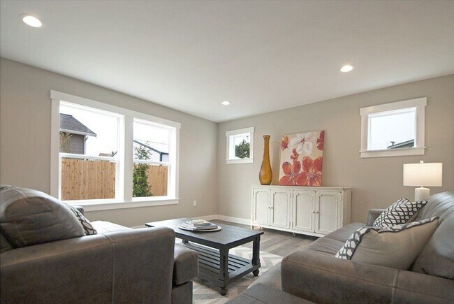 Foto del edificio - 3 Bed 2 Bath - Craftsman - Pet Friendly - ...