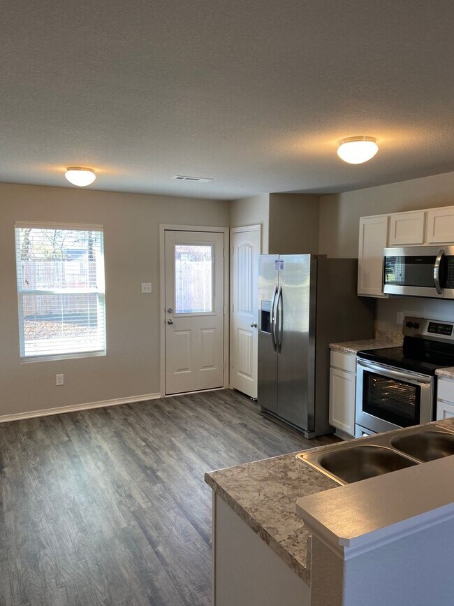 Building Photo - *Preleasing* Three Bedroom | Two Bath Home...