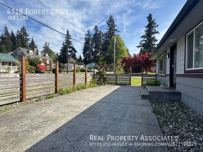 Foto del edificio - 4718 Forest Dr
