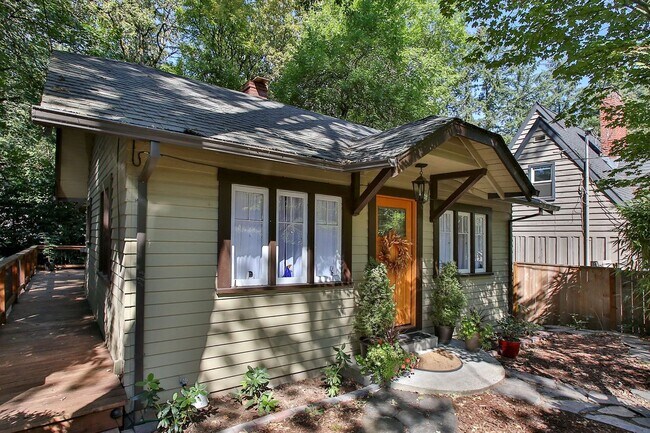 Foto del edificio - Charming updated 1925 Home in Lake Oswego ...