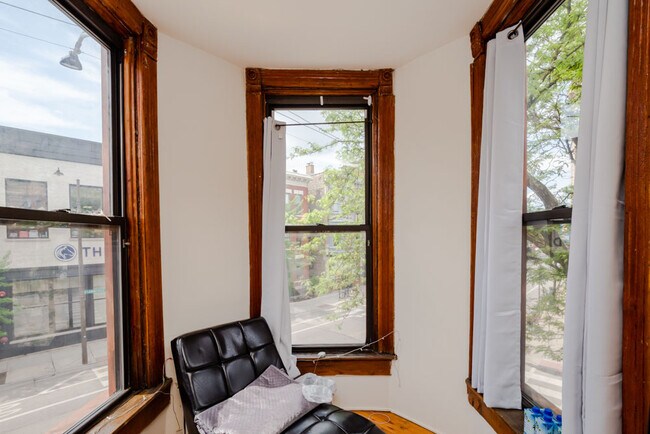 Foto del edificio - 1136 W Armitage Ave
