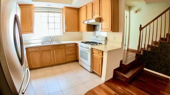 Foto del edificio - Beautiful 3 Story Townhouse with Roof Deck and Parking in Culver City!