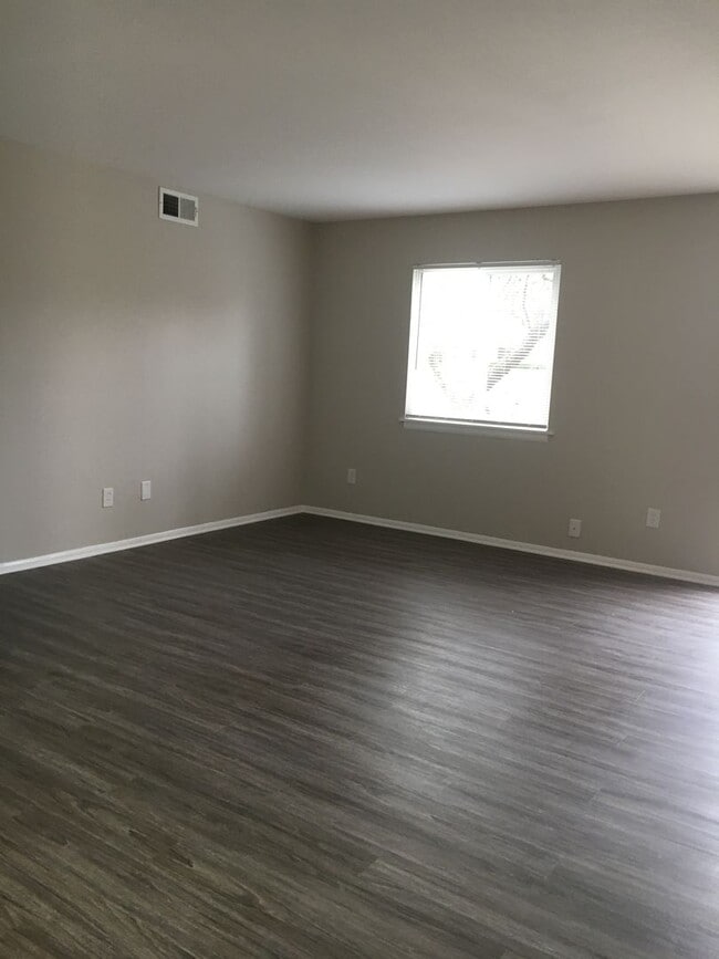 Building Photo - Charming 2-Bedroom Apartment in the Heart ...